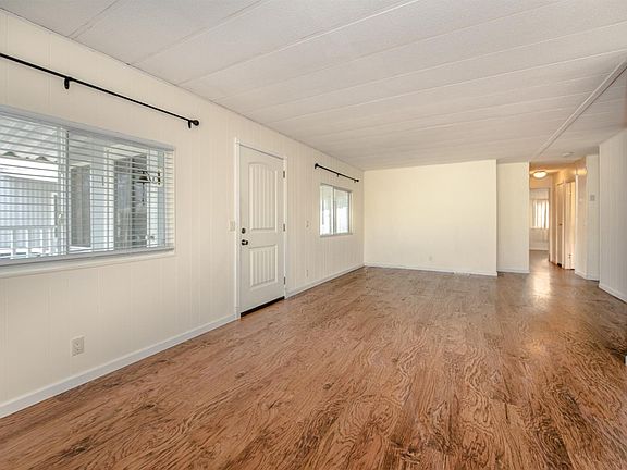 3rd image of 10 Leisureville Cir