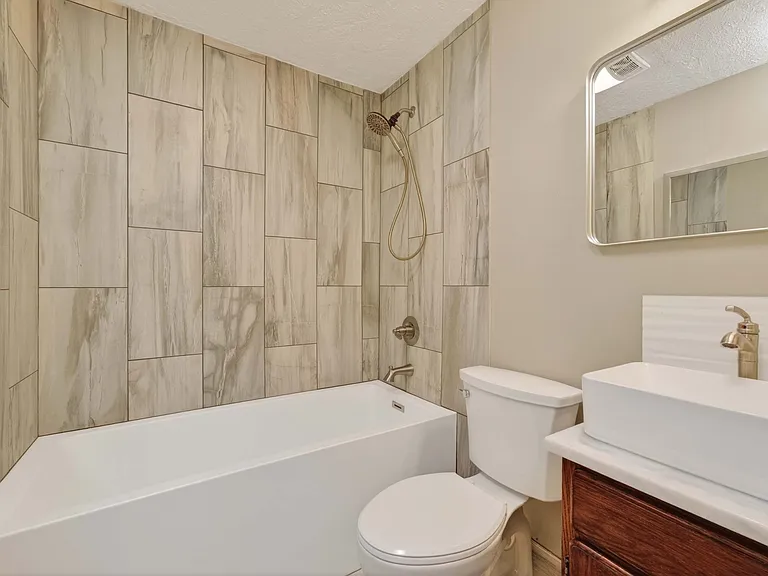 2401 NE Everett Rd — Photo 17