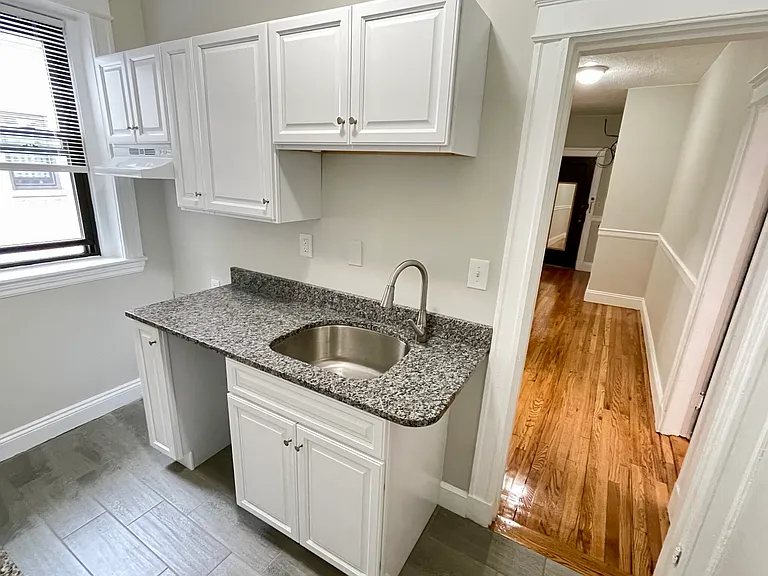 39 Glenville Ave #8 — Photo 9