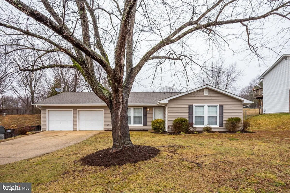 2102 Boxwood Cir photo 1