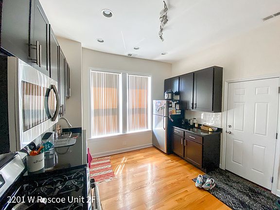3rd image of 2201 W Roscoe St #2128133