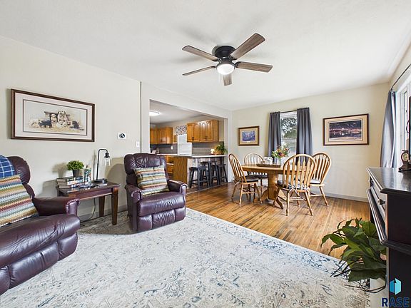 4th image of 208 W 1st Ave