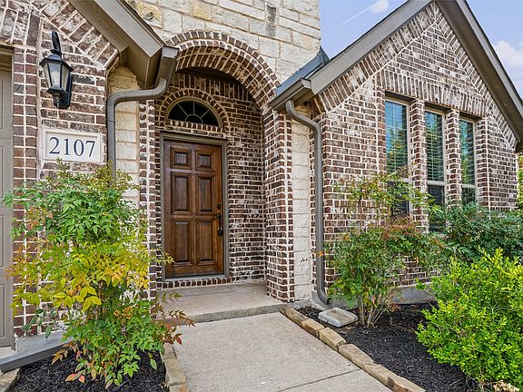 2nd image of 2107 Victoria Ln