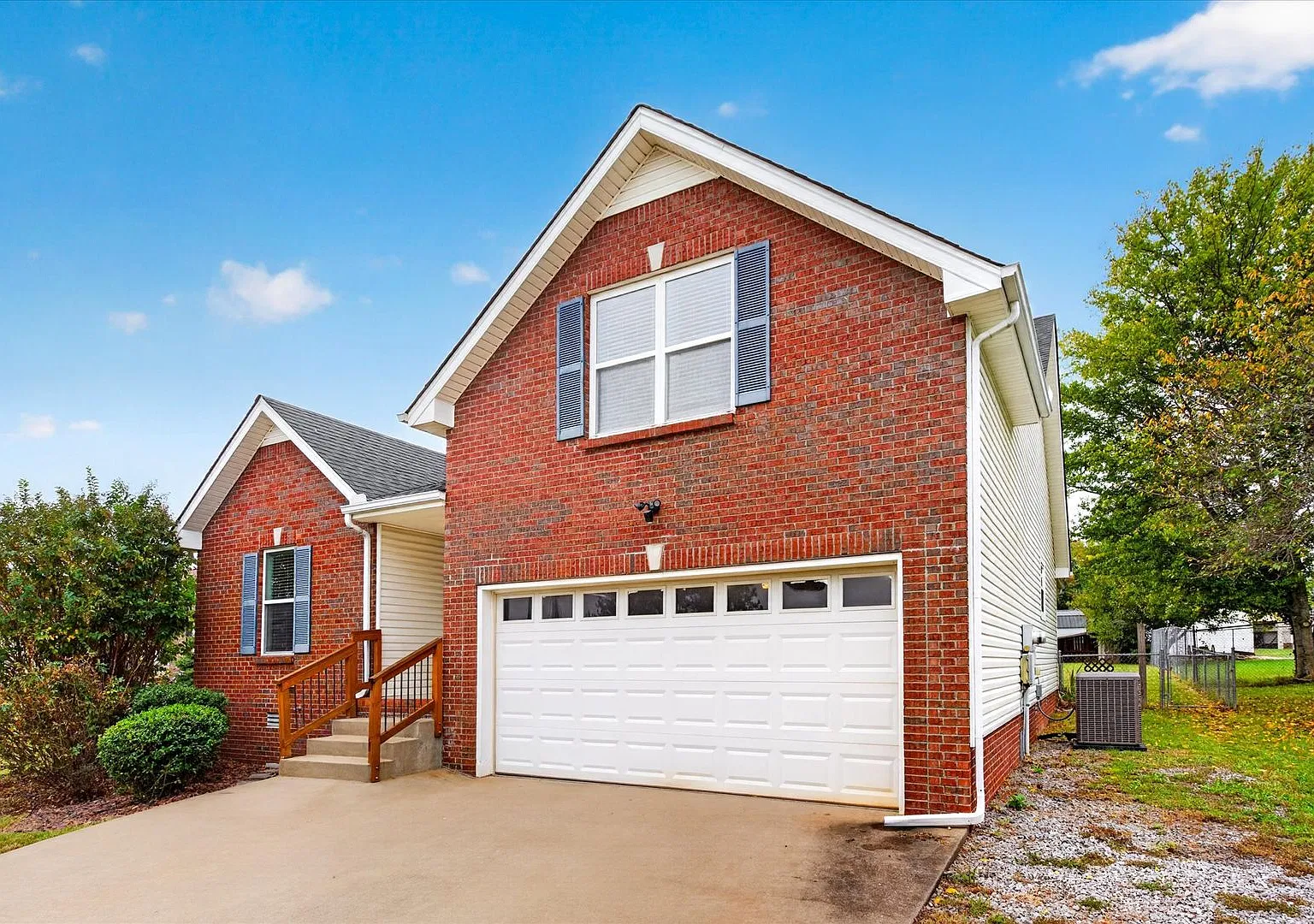 Three Bedroom with Bonus! — Photo 3