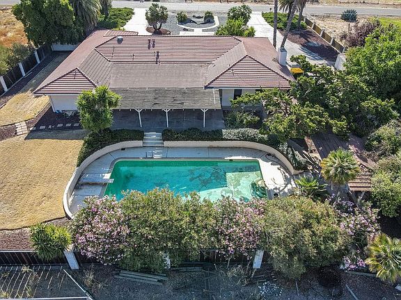 4th image of 5869 Golf Rd
