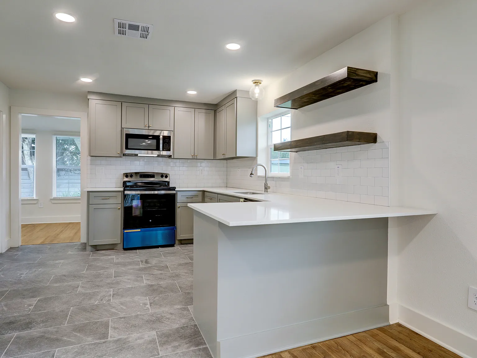 3 bed, 1200 sqft, $1,550 — Photo 3