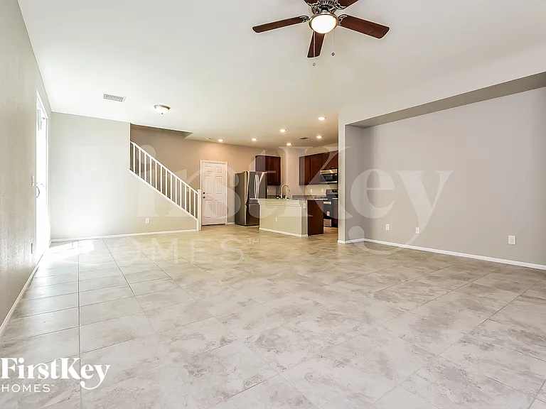 1106 E Dorrell Ln — Photo 5