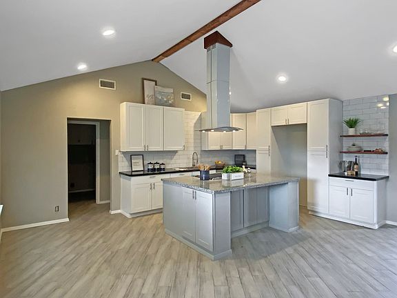 3rd image of 3817 Parkwood Dr