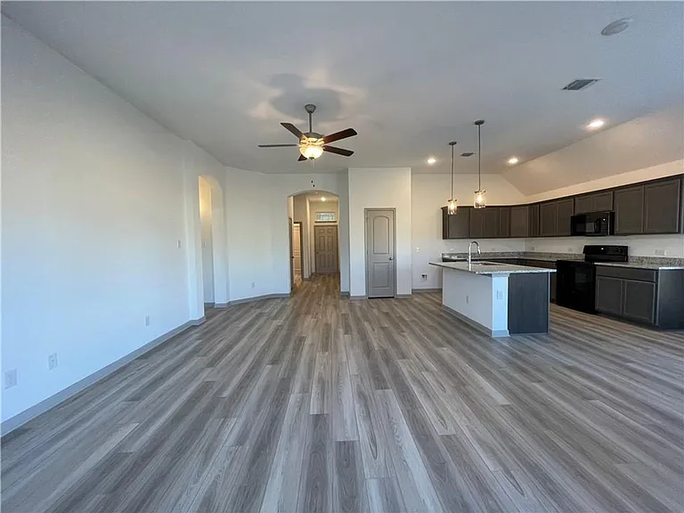 917 Hollyhock Dr — Photo 8