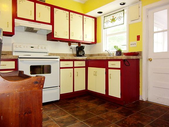 Eat-in-kitchen