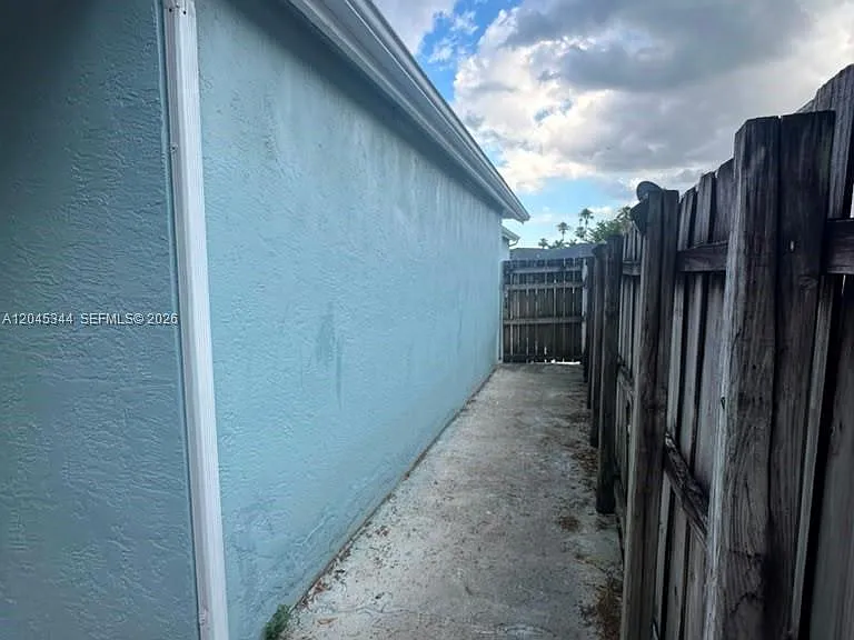 768 SW 9th St — Photo 17