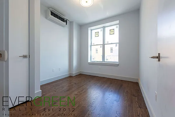 Rented by Evergreen Apartments BK | media 9