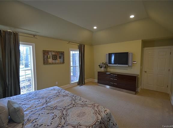 4th image of 725 Maplewood Ln