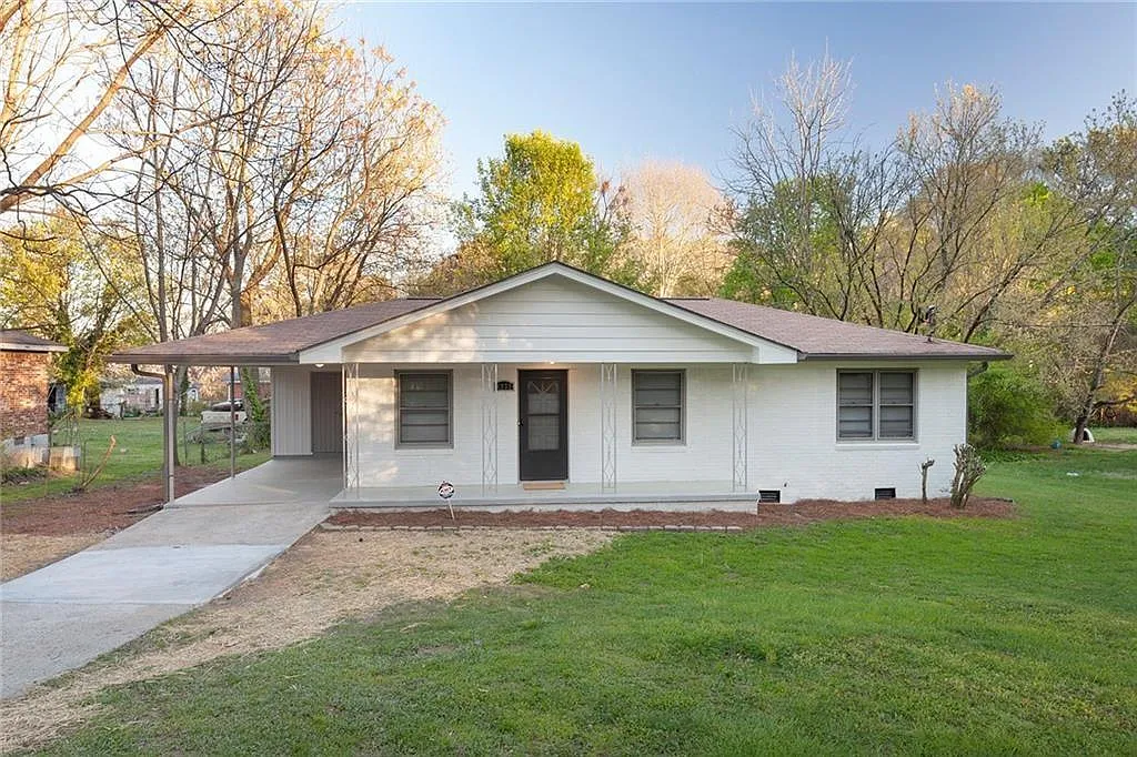 3 bed, 1.0 bath, 1025 sqft, $1,695 — Photo 1