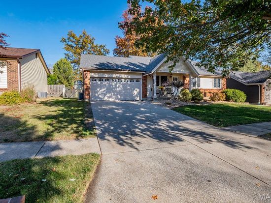 3025 Armona Dr, Saint Louis, MO 63129