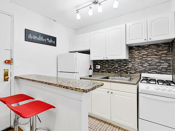 5th image of 139 E 33rd St APT 14C