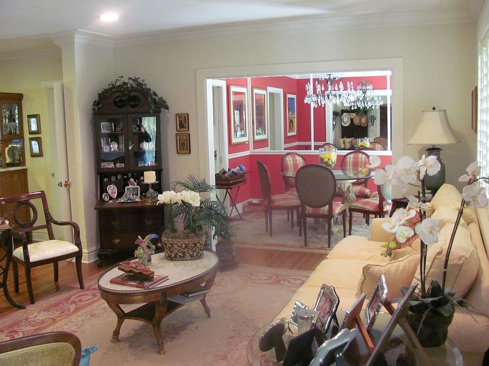 Living/dining area