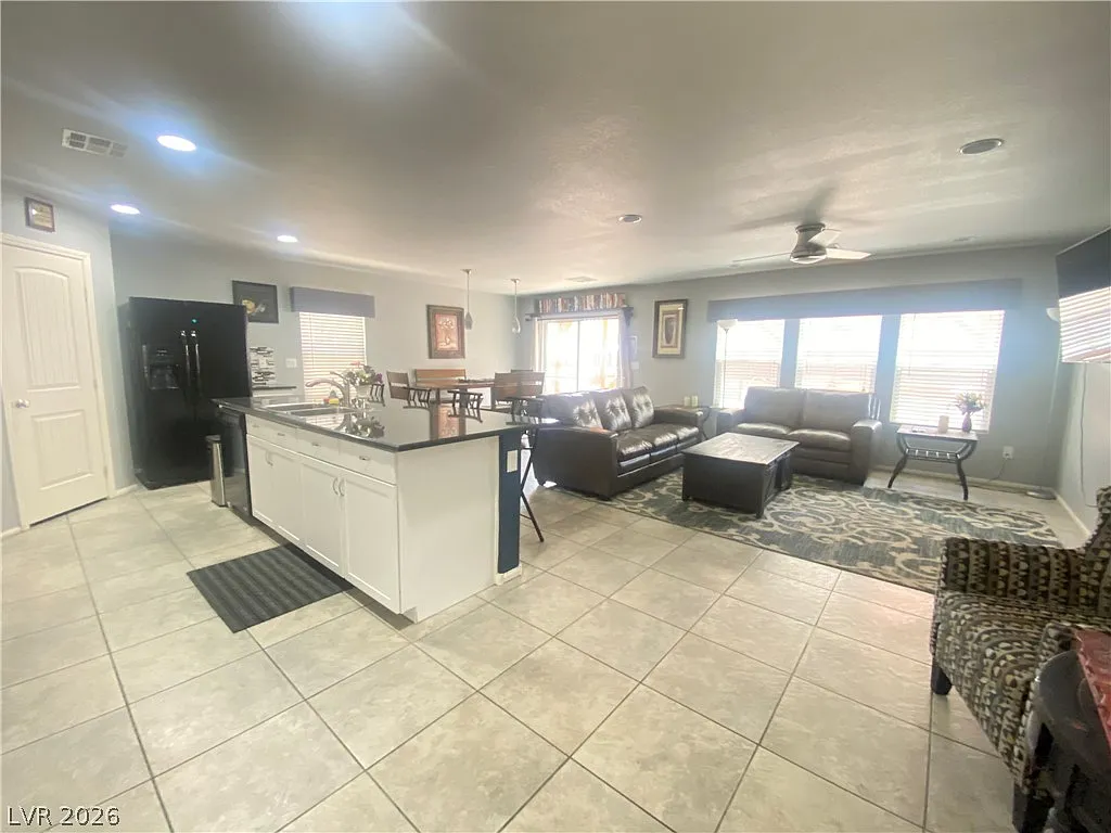 5 bed, 2.5 bath, 2460 sqft, $2,800 — Photo 4