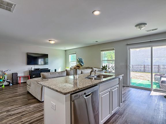 4th image of 395 Keeble Dr