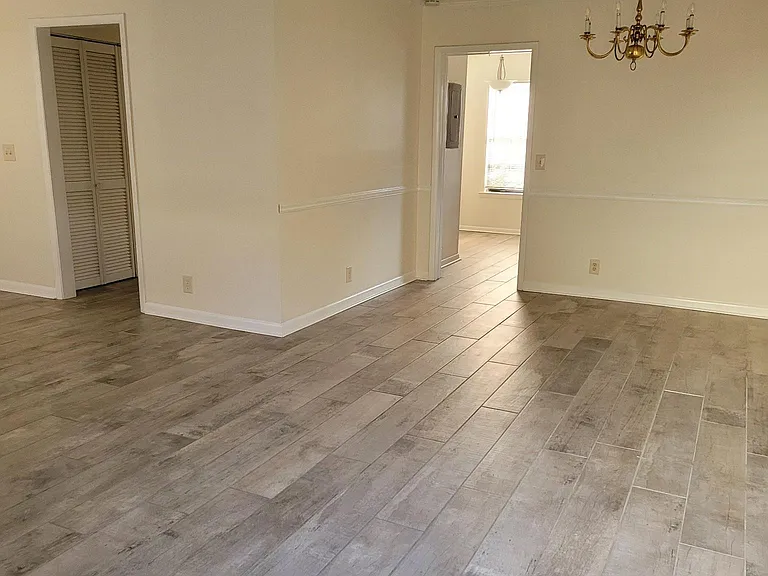 255 Mayflower Ln N — Photo 1