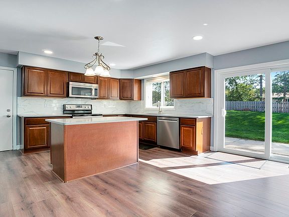 2nd image of 3331 Applewood Ln