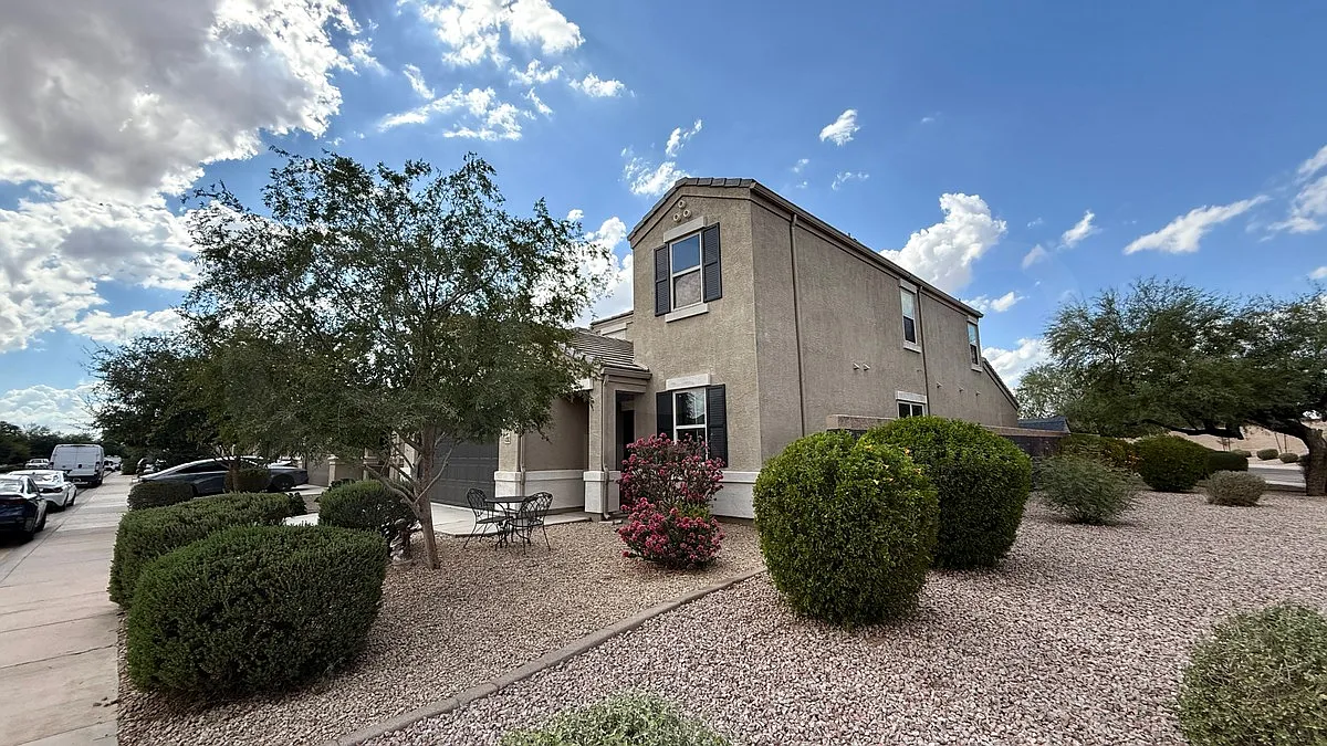 4 bed, 3.5 bath, 2695 sqft, $2,300 — Photo 3