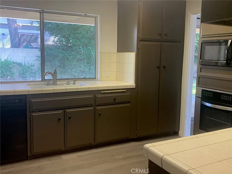 2114 Forbes Ave — Photo 10