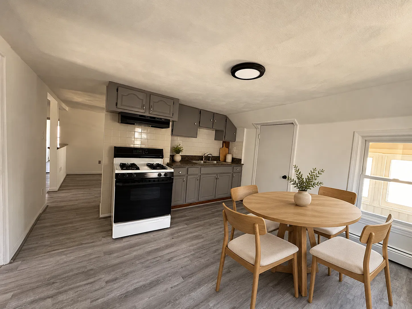 3 bed, 1005 sqft, $2,000 — Photo 4