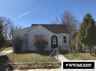 916 8th St, Rawlins, WY 82301