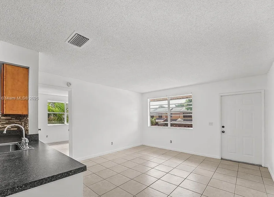 2 bed, 932 sqft, $2,100 — Photo 4