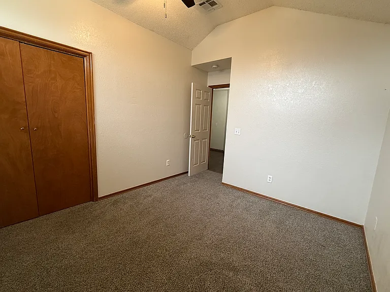 504 Eastridge Dr — Photo 5