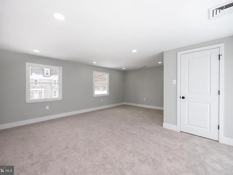 181 W 7th Ave — Photo 20