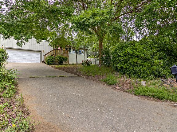 4th image of 2541 Country Club Dr
