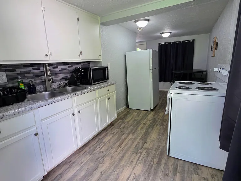 1511 N Pleasant St — Photo 6
