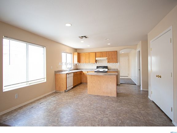 3rd image of 10829 W Wilshire Dr
