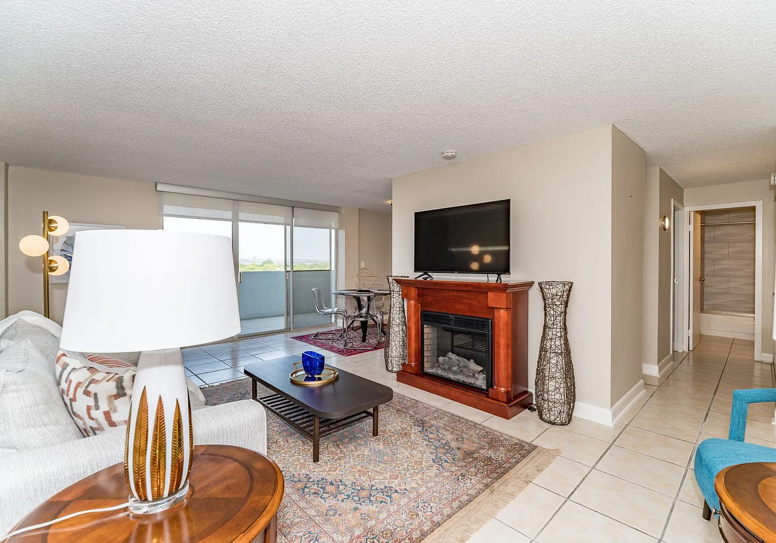 Beautiful 1-Bedroom Condo At Northview Tower — Photo 2
