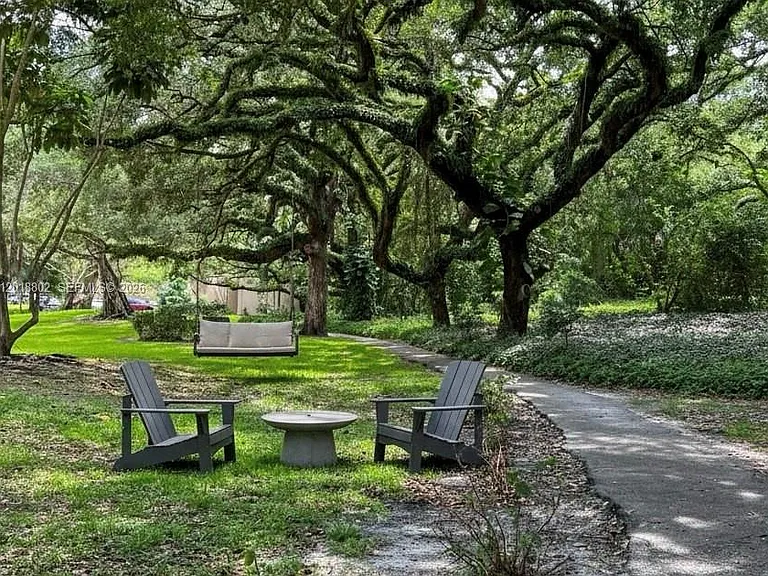 Live Oak Pl — Photo 11