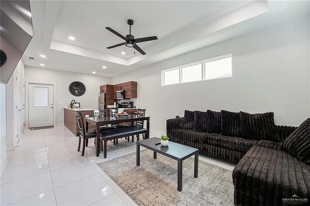 3 bed, 2.0 bath, 1129 sqft, $1,450 — Photo 2