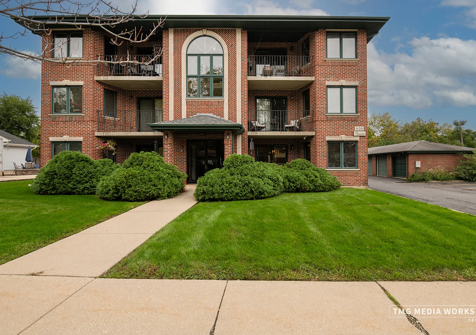 2 bed, 1210 sqft, $2,300 — Photo 1
