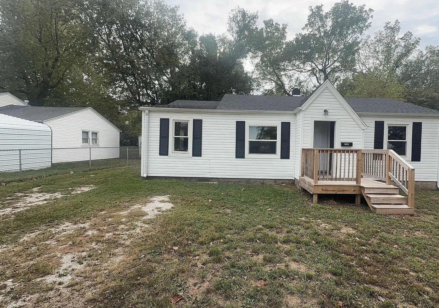 Beautiful 3 bedroom 1 full bath home available now! — Photo 1