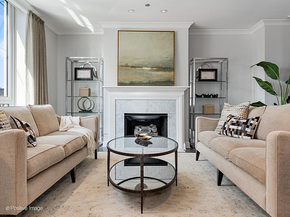 4th image of 10 E Delaware Pl APT 26B