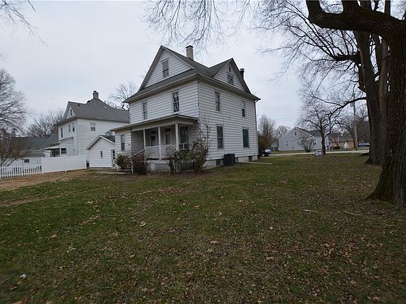 3rd image of 321 S Prairie St