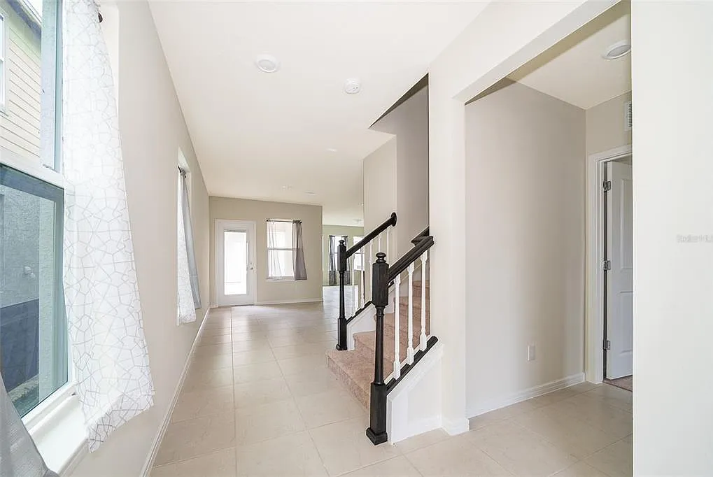 4 bed, 3.0 bath, 1999 sqft, $2,398 — Photo 3