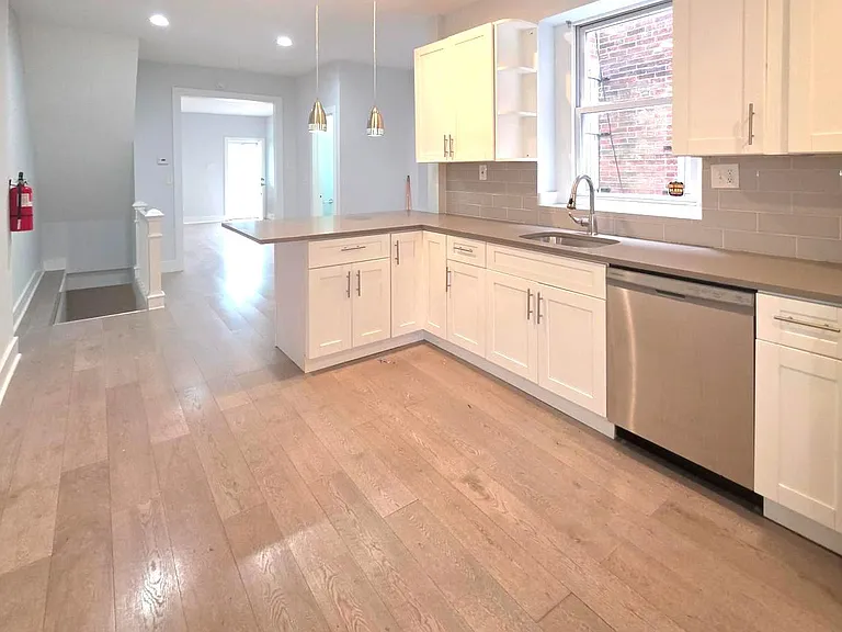 5515 Catharine St — Photo 5