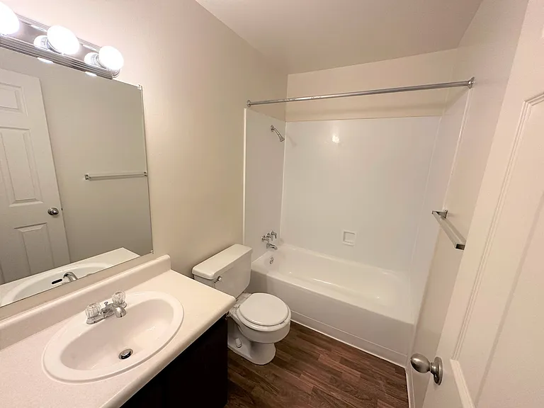 Grand Bend Club Apartments — Photo 26
