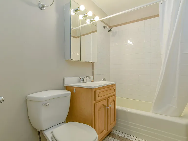 738 w Briar — Photo 11