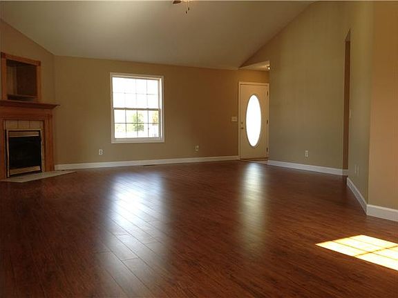 3rd image of 104 Yell Dr W