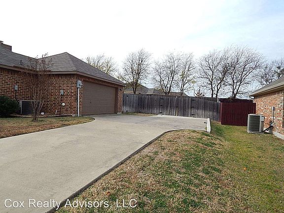 4th image of 1305 Live Oak St