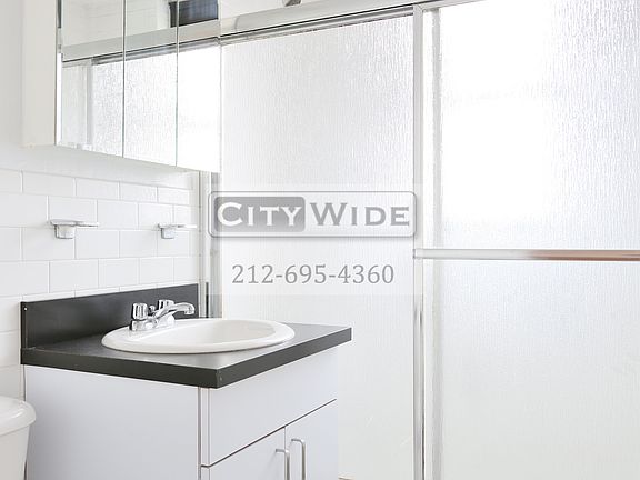 4th image of 240 E 82nd St APT 17j