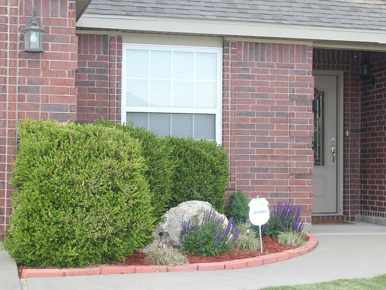 4702 SW Golden Eagle Ave — Photo 4